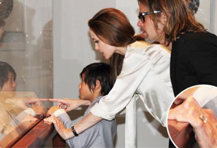 أنجيلينا مخطوبة رسميّاً لبراد؛ وإليكَ صورة عن خاتم الخطوبة!